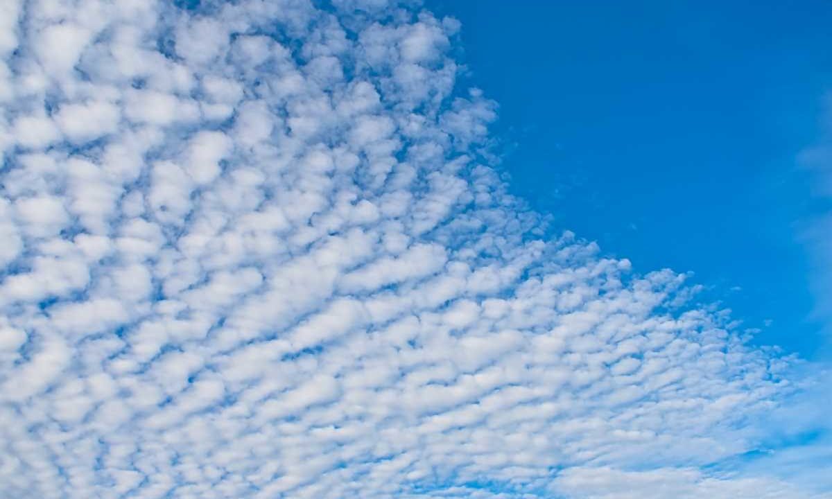 うろこ雲が意味するのは地震の前触れ 地震雲と言われる理由を解説